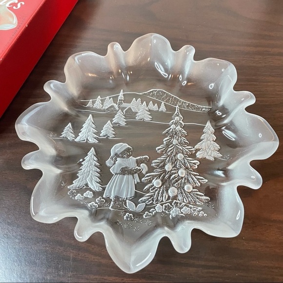 Mikasa Holiday Classics 9.5 serving dish - Picture 1 of 5